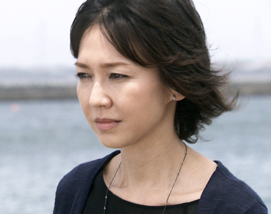 神妙な表情の賀来千香子